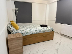 Edgware road room for 4 Guests